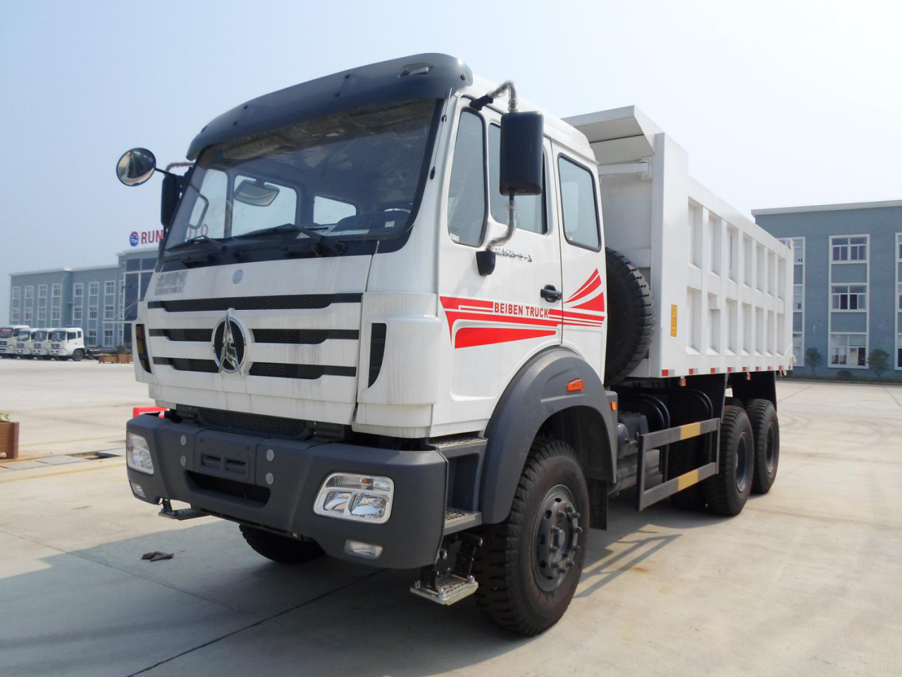 北奔6X4自卸车 白色