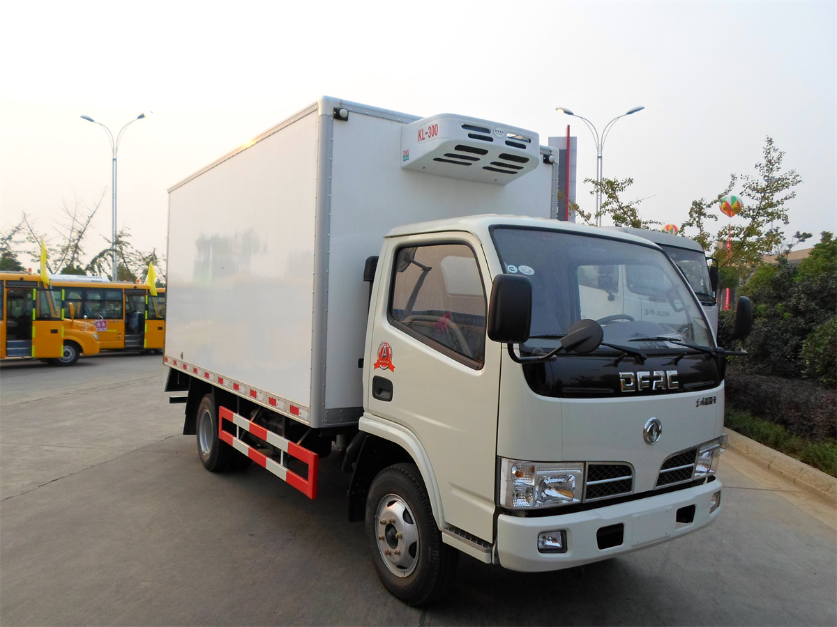 DFAC 6wheelers refrigerator van truck 3Tons 